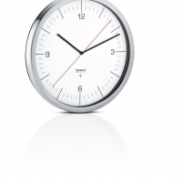 Nástenné hodiny riadené rádiovým signálom CRONO P:30,5 cm H:4,5 cm z nerezu, skla a plastu v matnej nerezovej a bielej farbe, Blomus