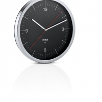 Nástenné hodiny riadené rádiovým signálom CRONO P:30,5 cm H:4,5 cm z nerezu, skla a plastu v matnej nerezovej a čiernej farbe, Blomus