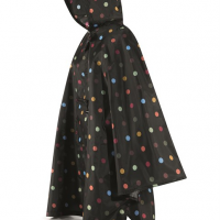 Poncho MINI MAXI dots z vodeodolného polyesteru 141x116 cm v čiernej farbe s farebnými bodkami, Reisenthel