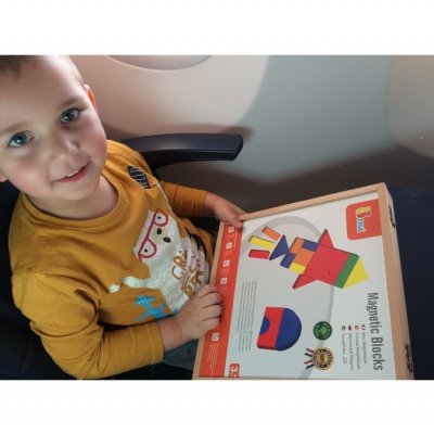 Drevený kufrík s magnetickými kockami pre deti Viga