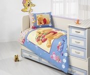 Obliečky do postieľky MEDVEDÍK PU S JAHODAMI Disney