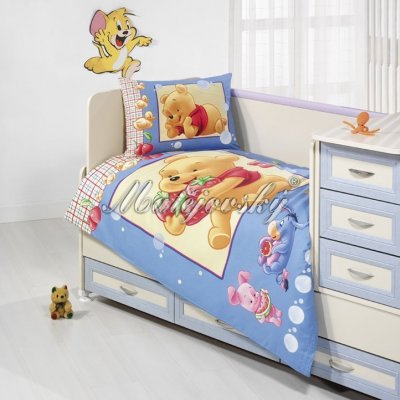 Obliečky do postieľky MEDVEDÍK PU S JAHODAMI Disney